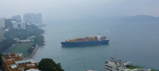 Hong Kong: kontenerowiec osiadł na mieliźnie