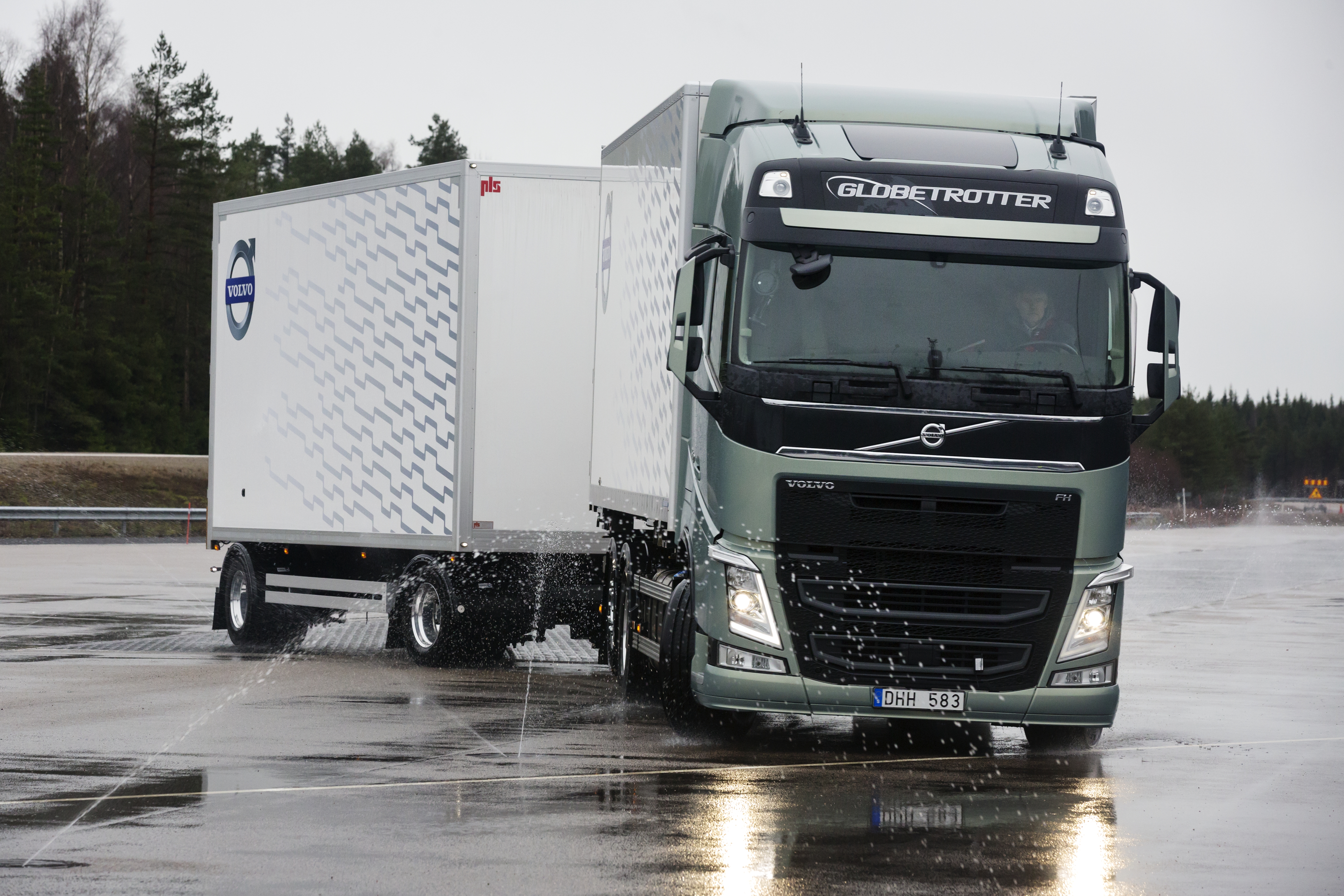Volvo Trucks zapewnia większe bezpieczeństwo na śliskich drogach w warunkach zimowych